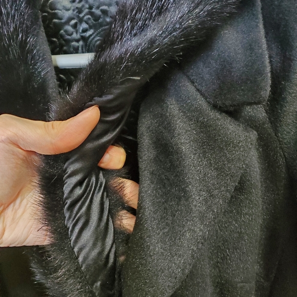 Vintage Black Coat with Fur Collar and Chinese Motif Lining - Picture 16 of 16